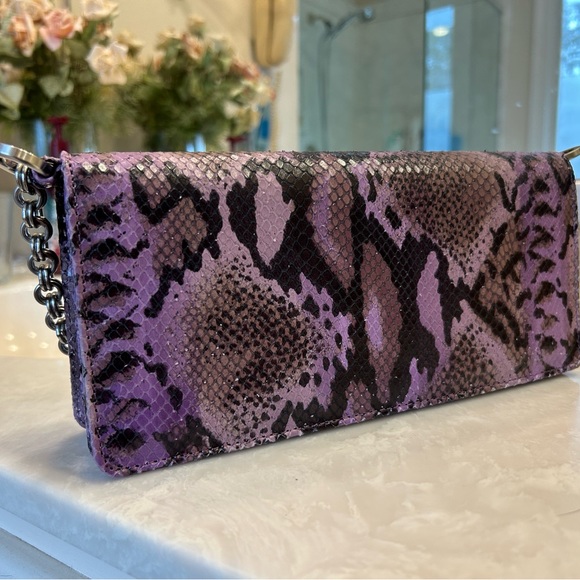 Purple snakeskin purse with short shoulder strap, chain detail. Magnet closure. - Picture 12 of 16